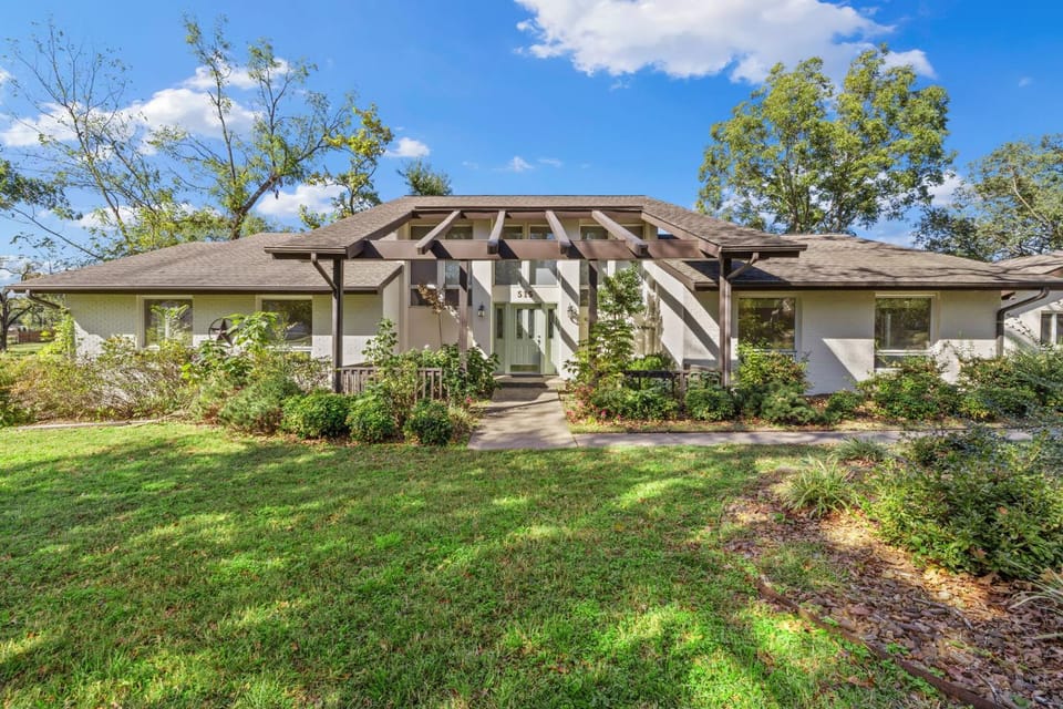 Valley House-Walk to Downtown-Outdoor Oasis-Luxury House in Rogers