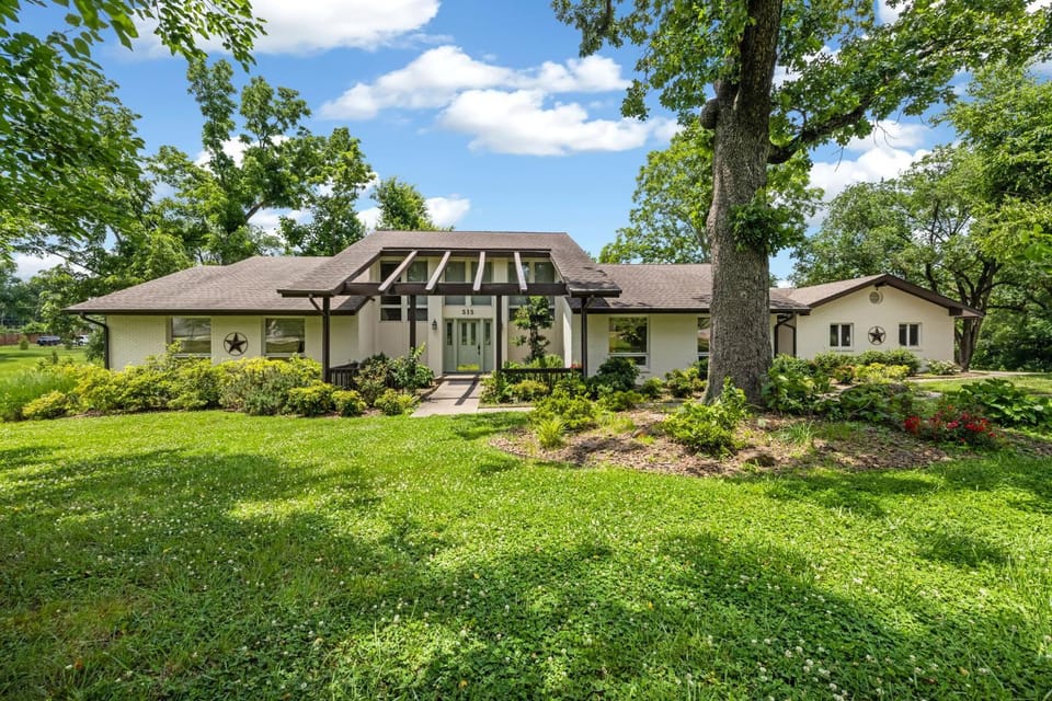 Valley House-Walk to Downtown-Outdoor Oasis-Luxury House in Rogers