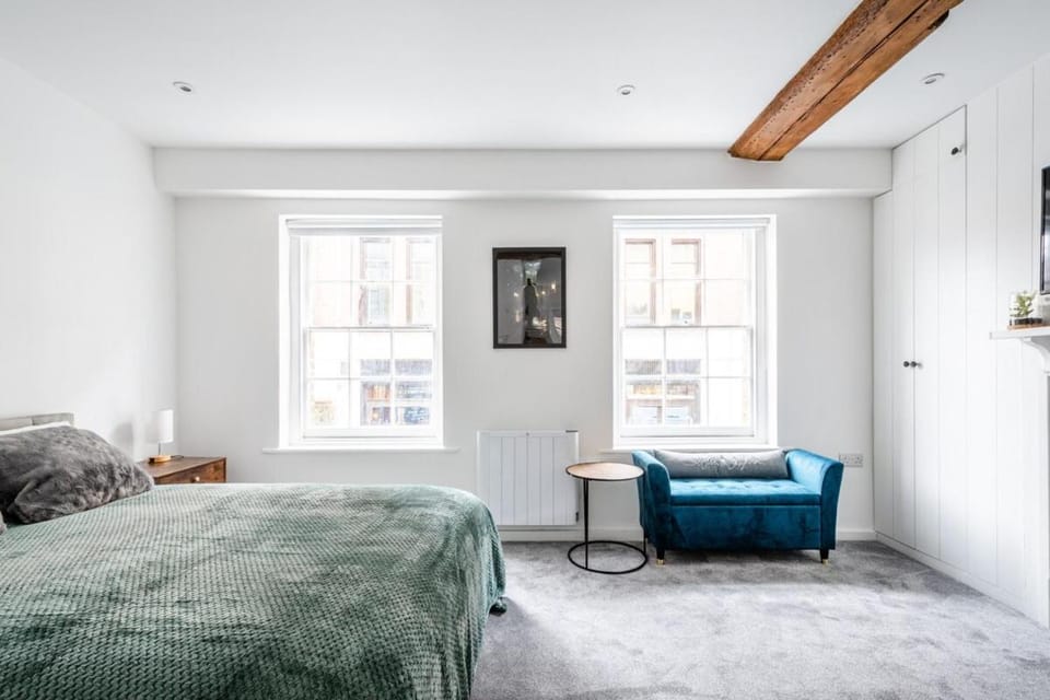 Historic Flat by Liverpool Street Apartment in London Borough of Islington