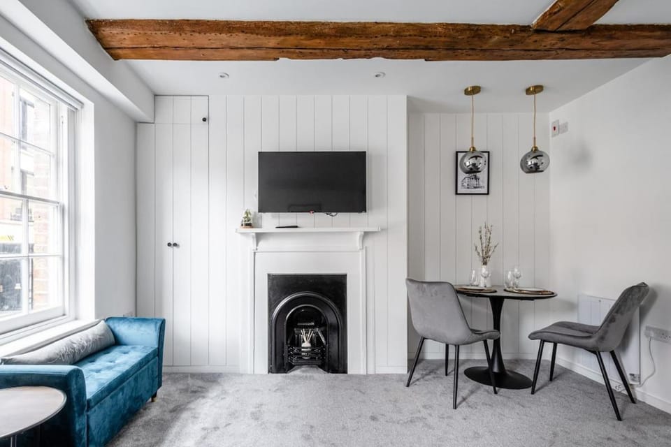 Historic Flat by Liverpool Street Apartment in London Borough of Islington