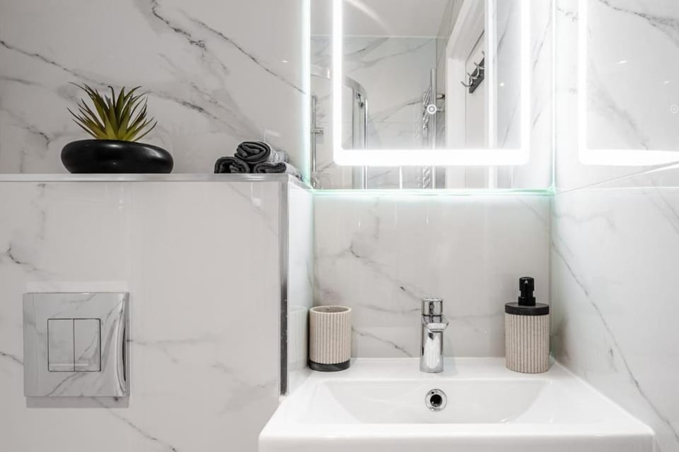Historic Flat by Liverpool Street Apartment in London Borough of Islington
