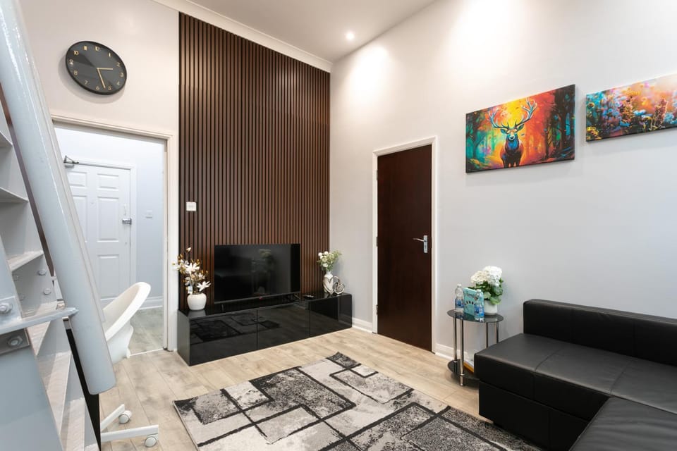 TV and multimedia, Living room, Seating area, Evening entertainment