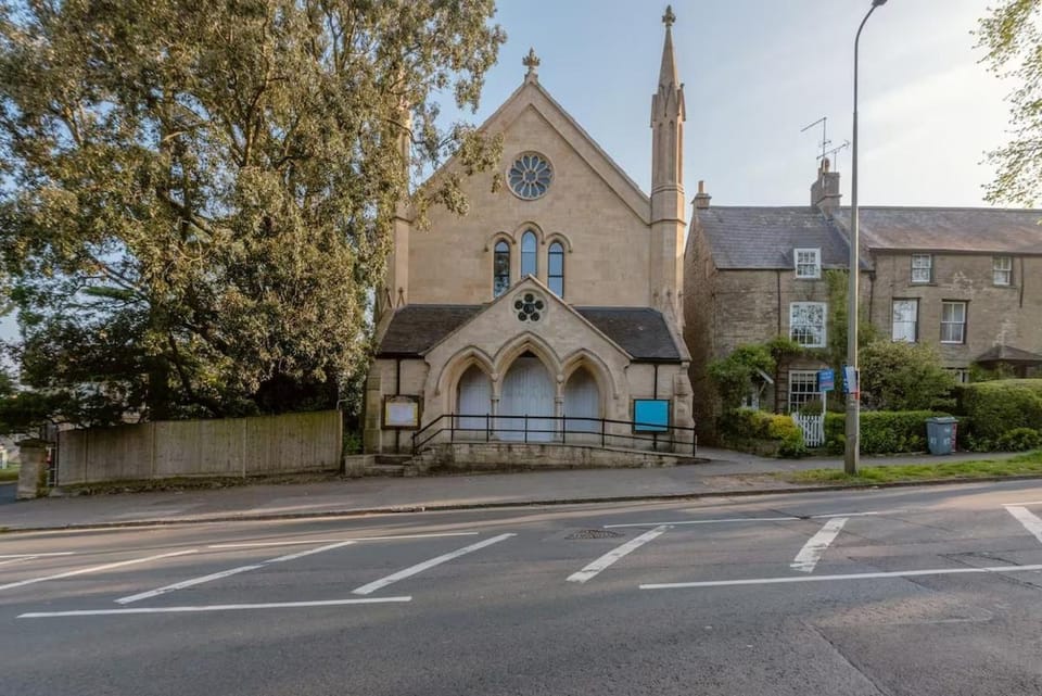 Loft apartment in converted Cotswold church Apartment in Chipping Norton
