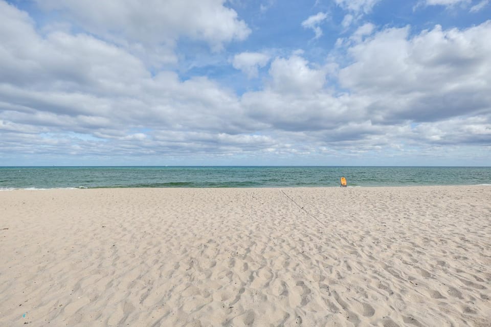 Steps to Pompano Beach: Couple's Retreat w/ Patio! Apartment in Pompano Beach