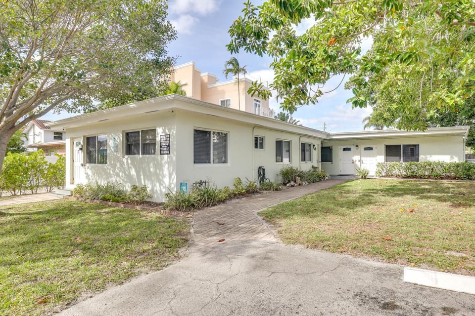 Steps to Pompano Beach: Couple's Retreat w/ Patio! Apartment in Pompano Beach