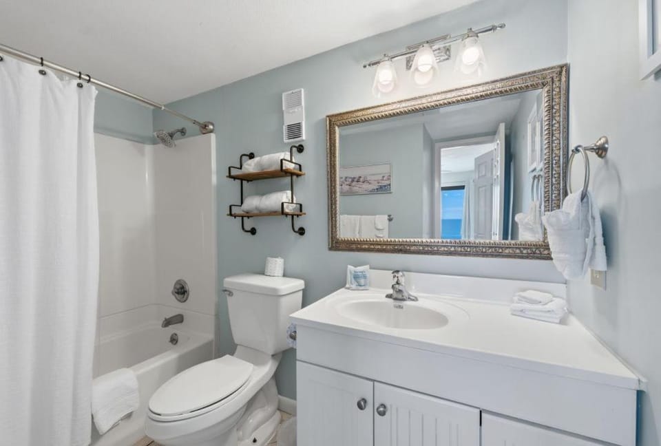 Island Sunrise 565 by Youngs Suncoast Apartment in Gulf Shores