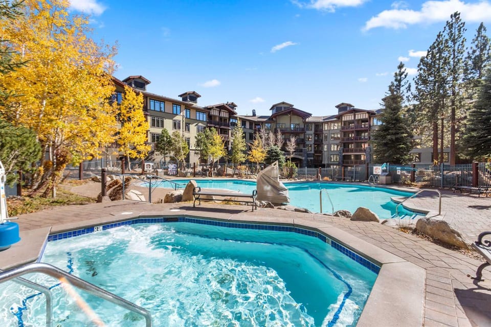 The Village #2408 - Village Center Cozy Getaway w Fireplace House in Mammoth Lakes