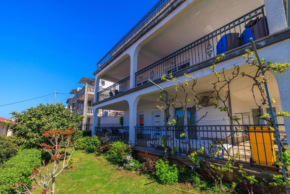 Patio, Facade/entrance