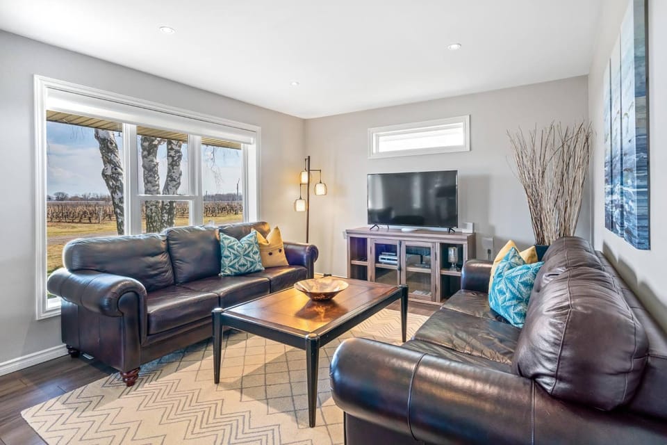 TV and multimedia, Kitchen or kitchenette, Living room, Photo of the whole room, Seating area, Dining area