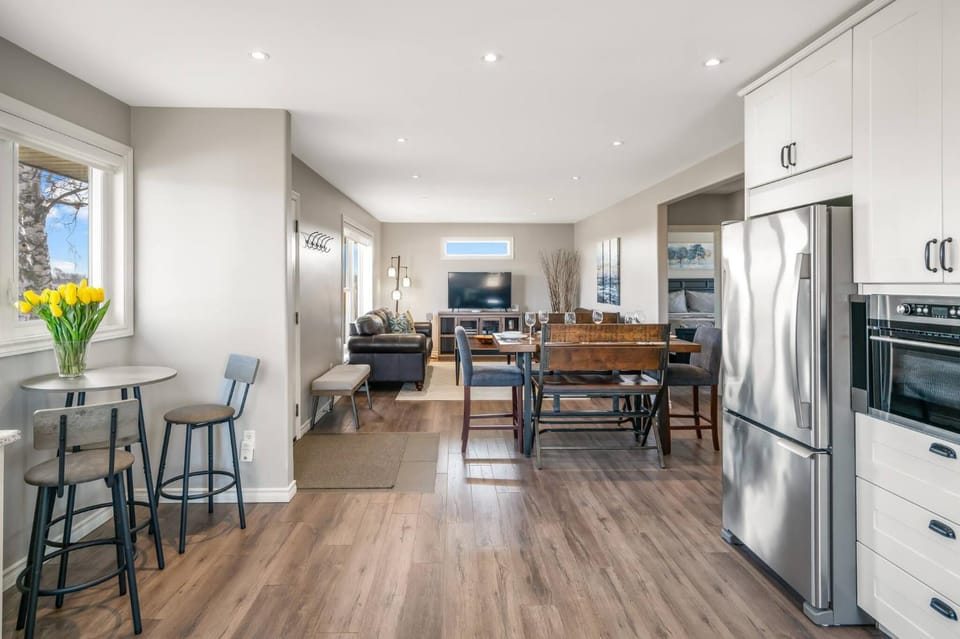 Property building, Natural landscape, Garden, Bathroom, Bedroom, Location