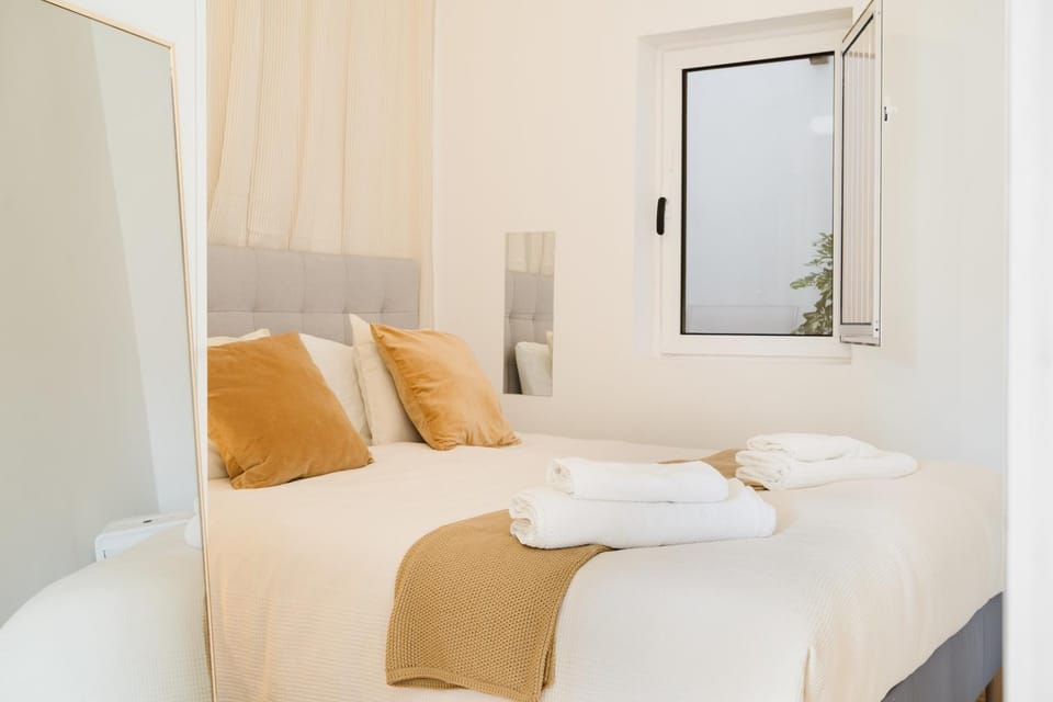 New & Improved Central Lisbon 41BR Riverfront Apartment in Lisbon
