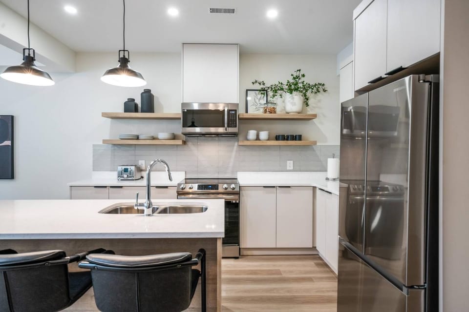 Coffee/tea facilities, Kitchen or kitchenette, Dining area, dishwasher, microwave, oven, stove, kitchen