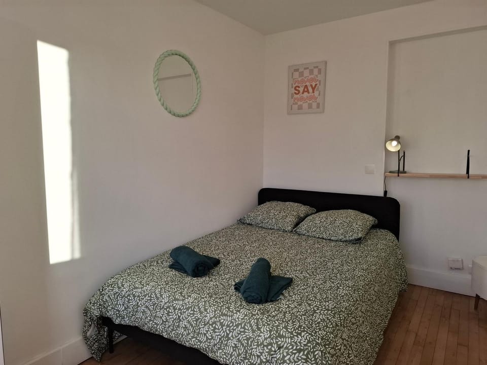 Bed, Photo of the whole room, Bedroom, towels