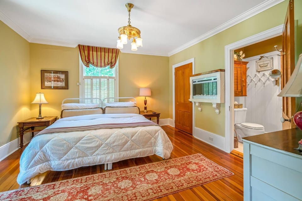 Shower, Bed, Bathroom, TV and multimedia, Bedroom