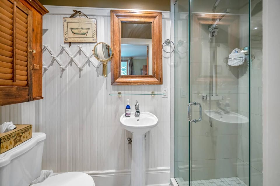 Shower, Bathroom, Bath, hair dryier, towels