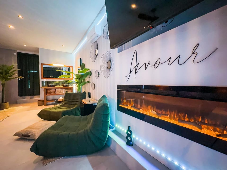 Seating area, fireplace
