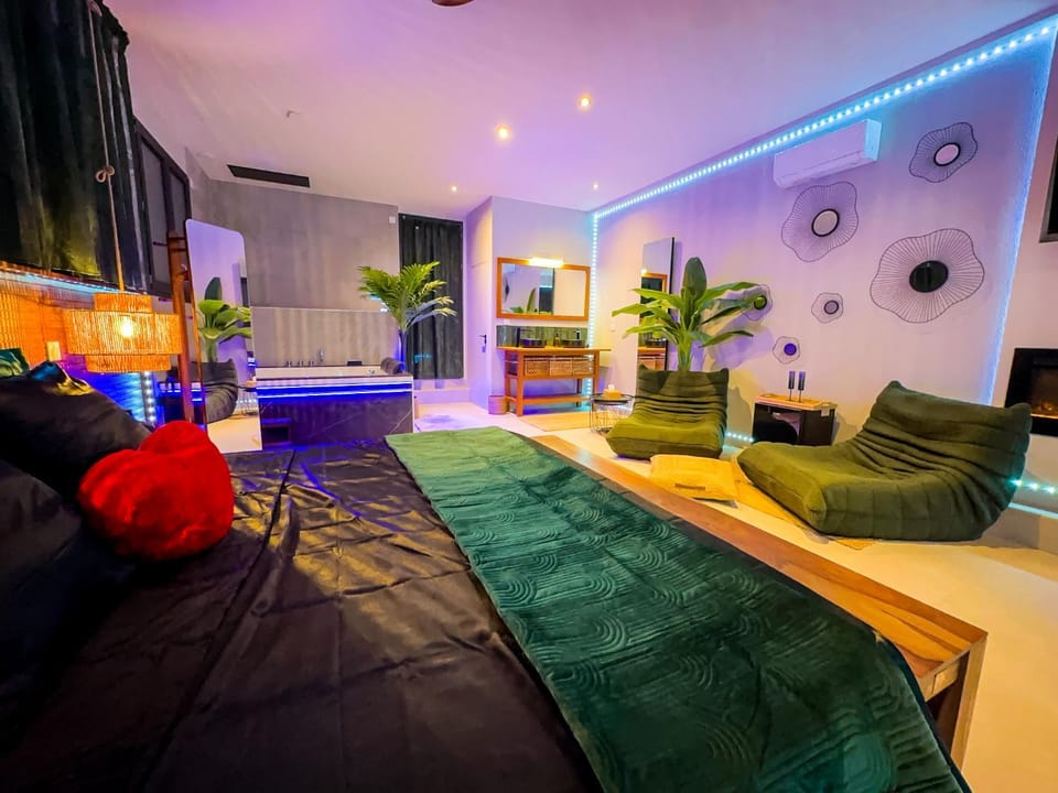 Toilet, Hot Tub, Bathroom, Bedroom