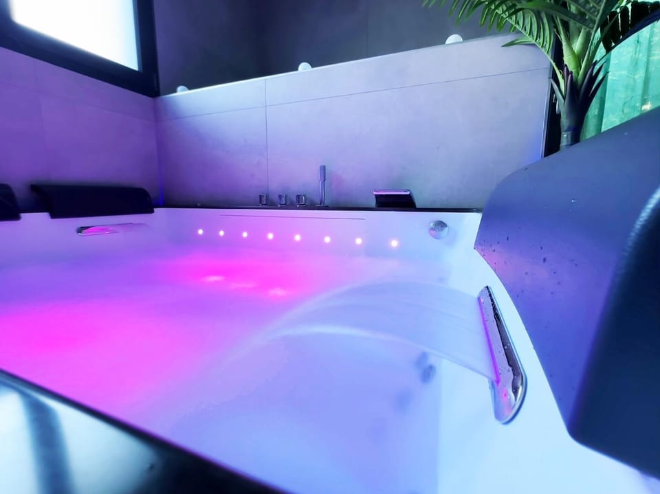 Shower, Hot Tub, Spa and wellness centre/facilities