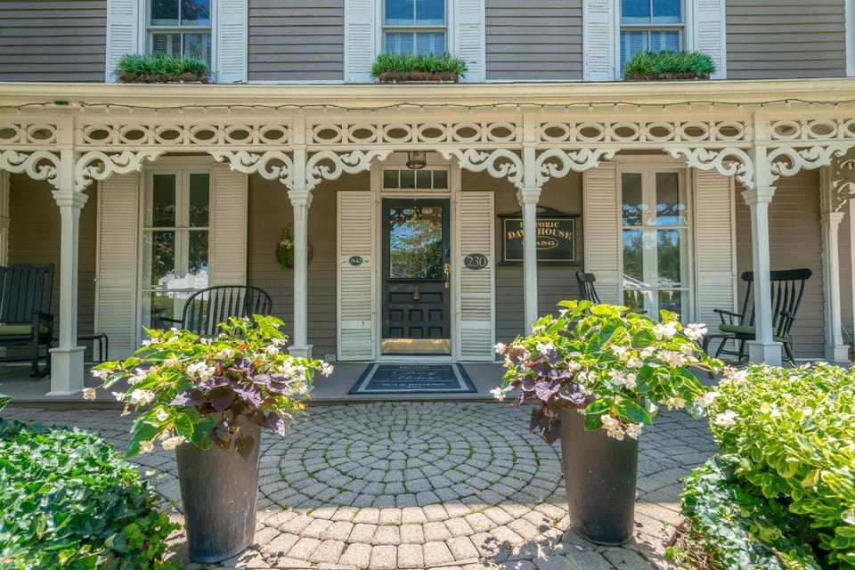 Property building, Facade/entrance, Neighbourhood, Location