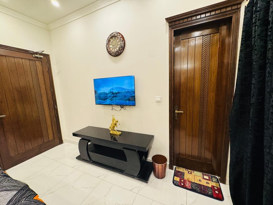 Cozy Private Room in Modern Home Bed and Breakfast in Lahore