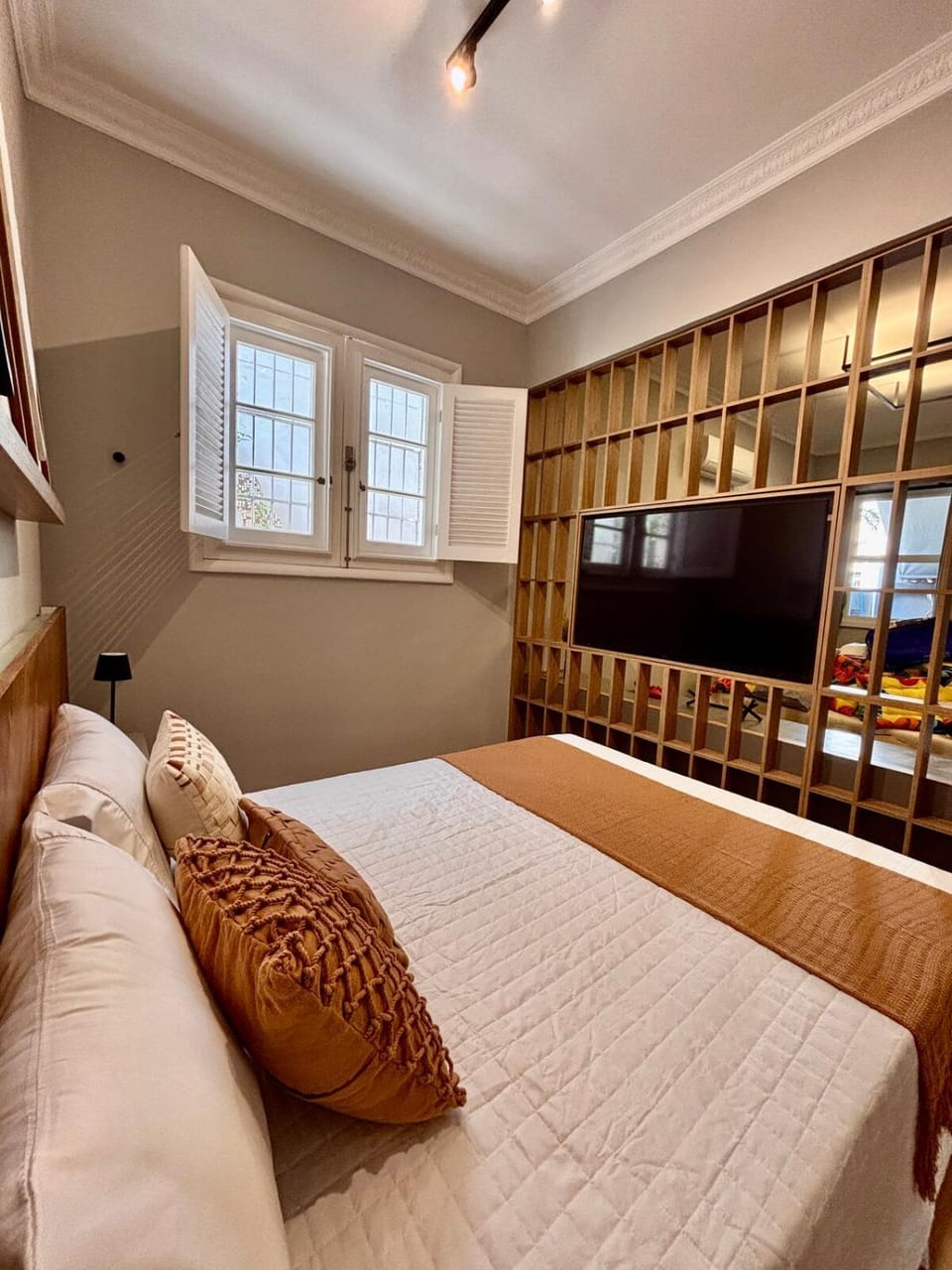 Bed, TV and multimedia, Photo of the whole room, Bedroom