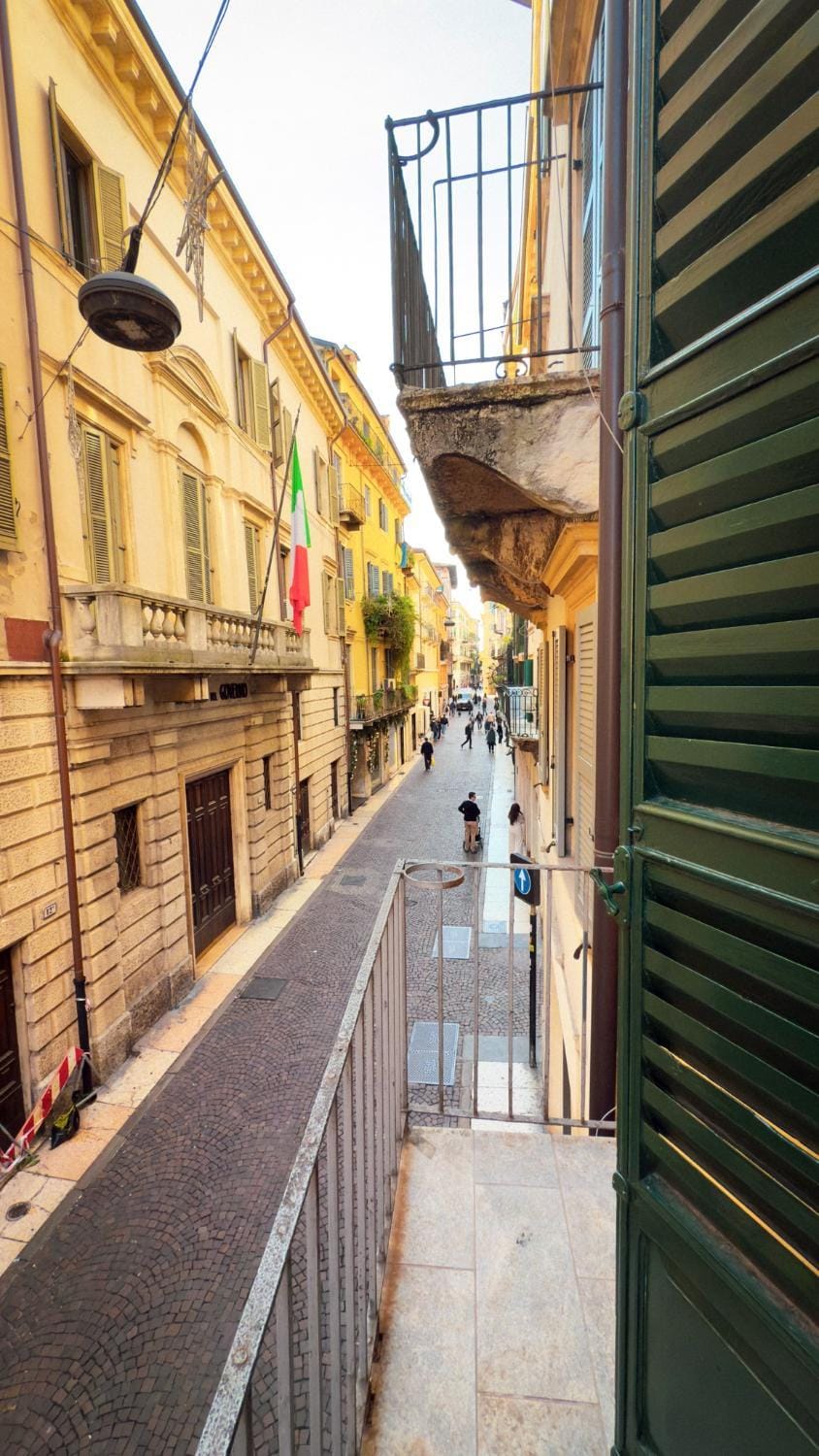 Residenza Santa Anastasia Yellow Balcony and lift in Piazza Erbe Apartment in Verona