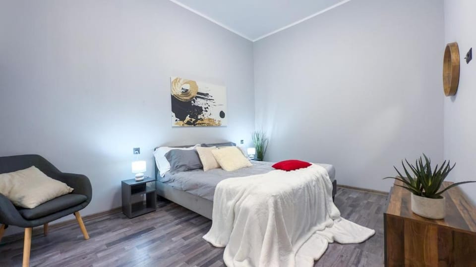 Residenza Santa Anastasia Yellow Balcony and lift in Piazza Erbe Apartment in Verona
