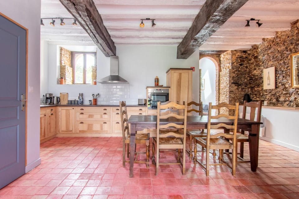 Kitchen or kitchenette, Seating area, Dining area