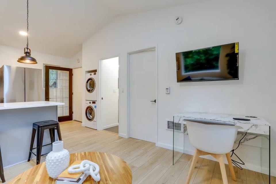 TV and multimedia, Business facilities, Seating area