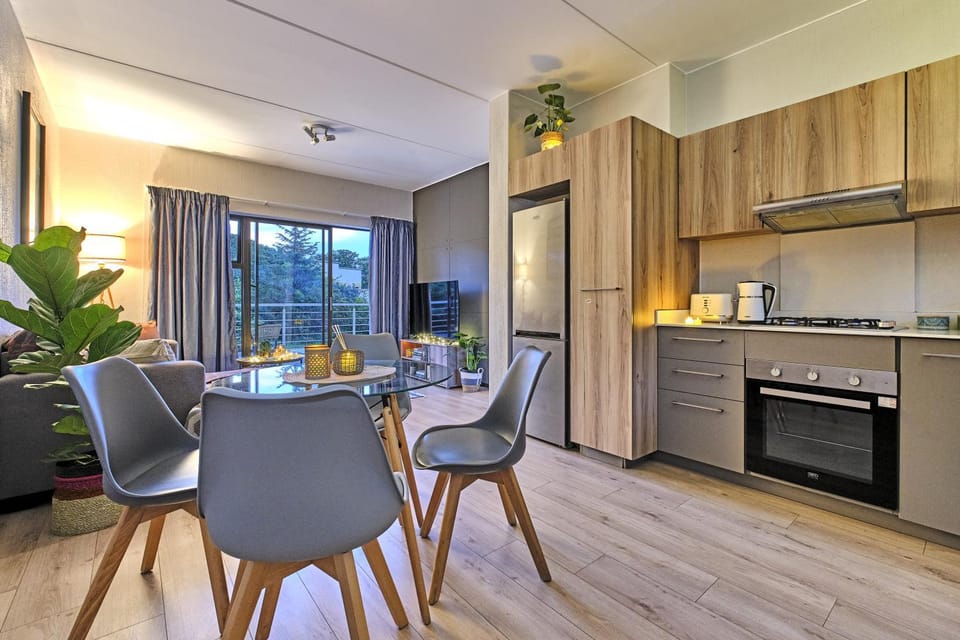 Kitchen or kitchenette, Seating area, Dining area