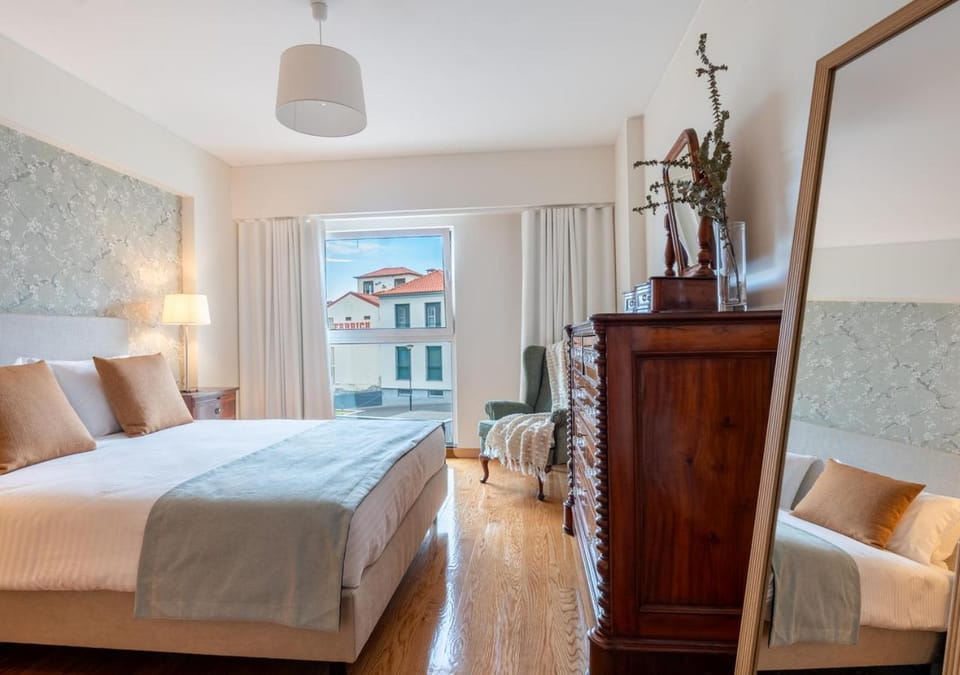 Bed, Living room, Bedroom