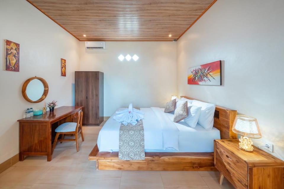 Bed, Photo of the whole room, Seating area, Bedroom