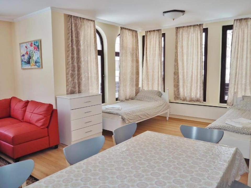 Bed, Living room, Photo of the whole room, Seating area, Bedroom