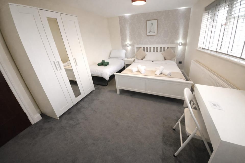 Spacious 5BR Home with Garden, Games & Parking Near Heathrow Windsor House in Slough