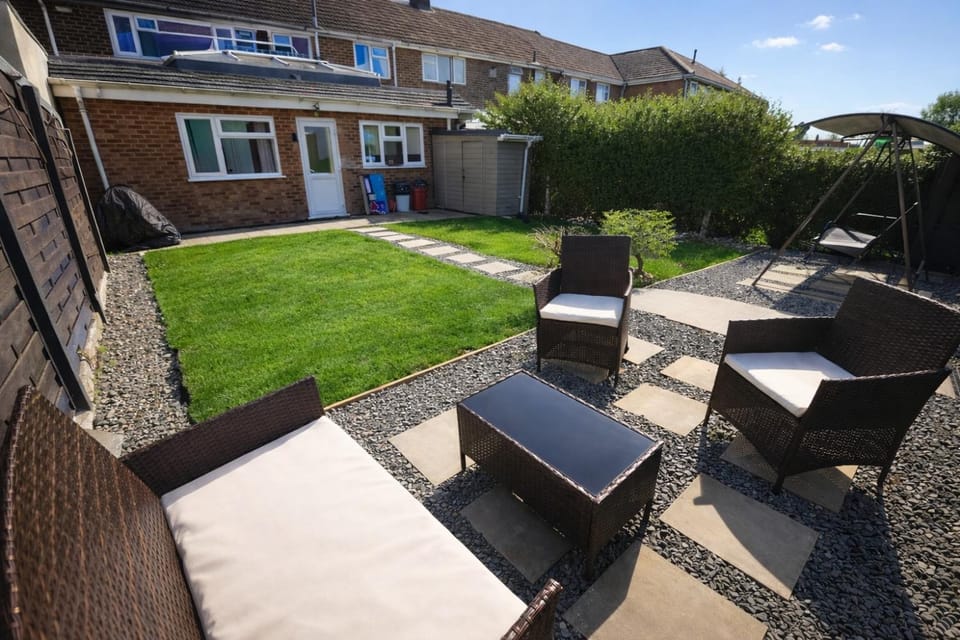 Spacious 5BR Home with Garden, Games & Parking Near Heathrow Windsor House in Slough