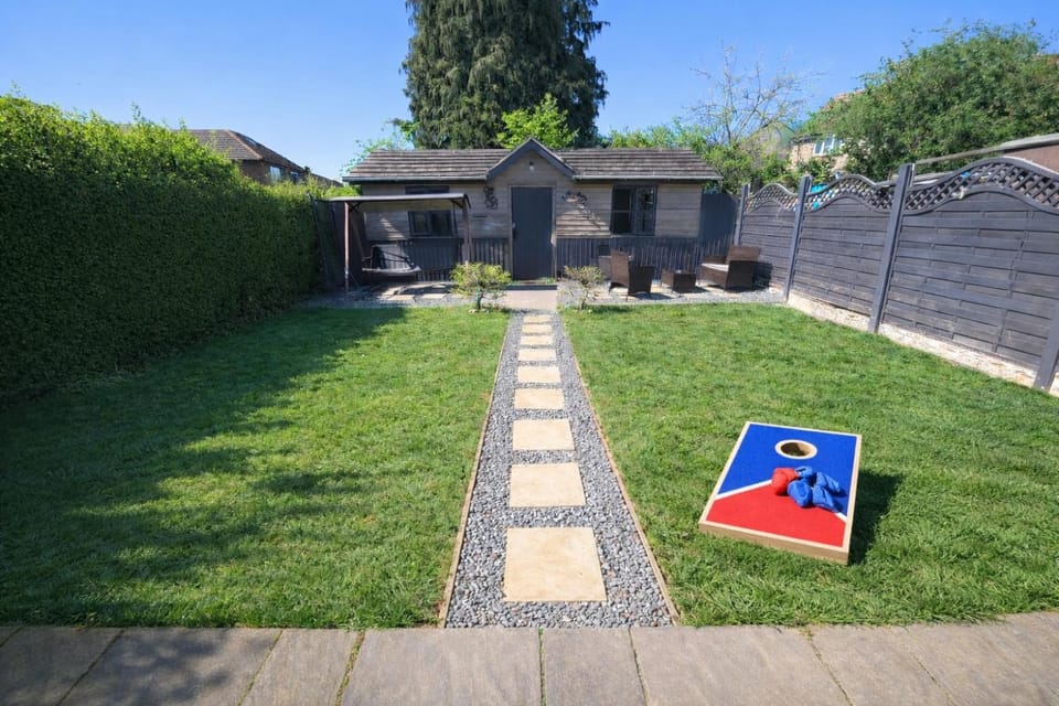 Spacious 5BR Home with Garden, Games & Parking Near Heathrow Windsor House in Slough
