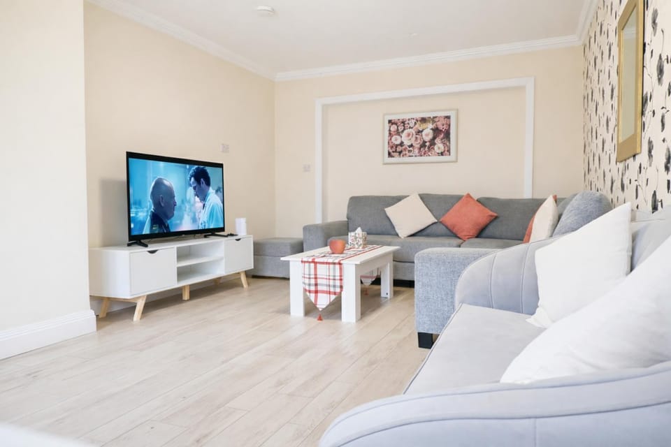 Communal lounge/ TV room, TV and multimedia, Living room, Seating area