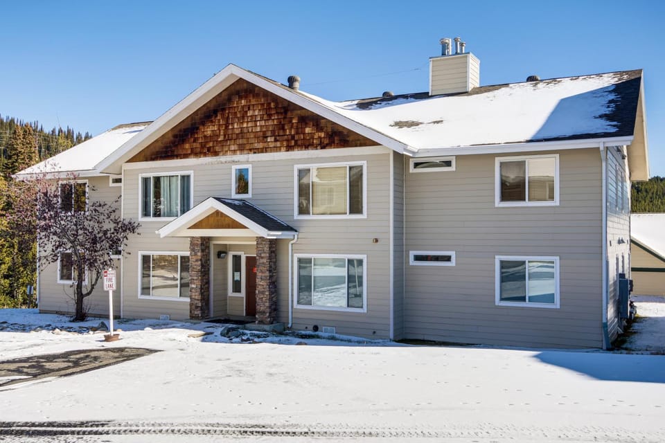 < 1 Mi to Big Sky Resort: Quiet Mtn-View Retreat House in Big Sky