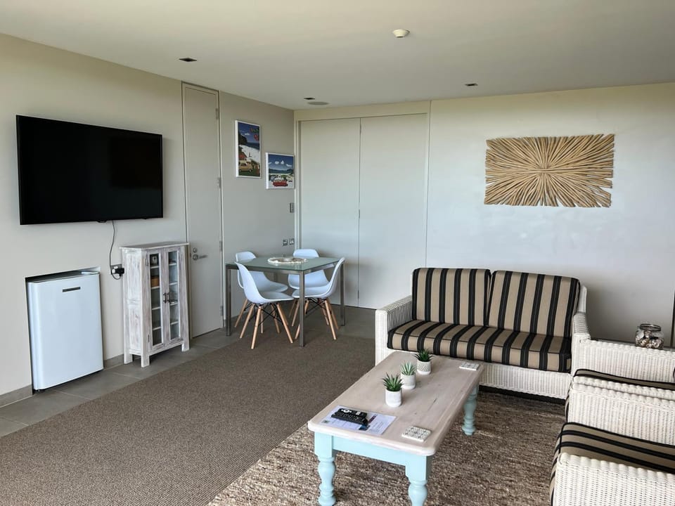 Property building, Communal lounge/ TV room, TV and multimedia, Dining area, Dinner, Dinner