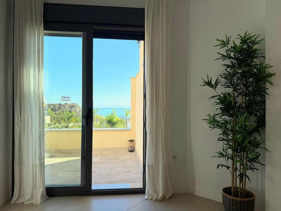 1º línea de playa con vistas, piscina & parking Apartment in Axarquía