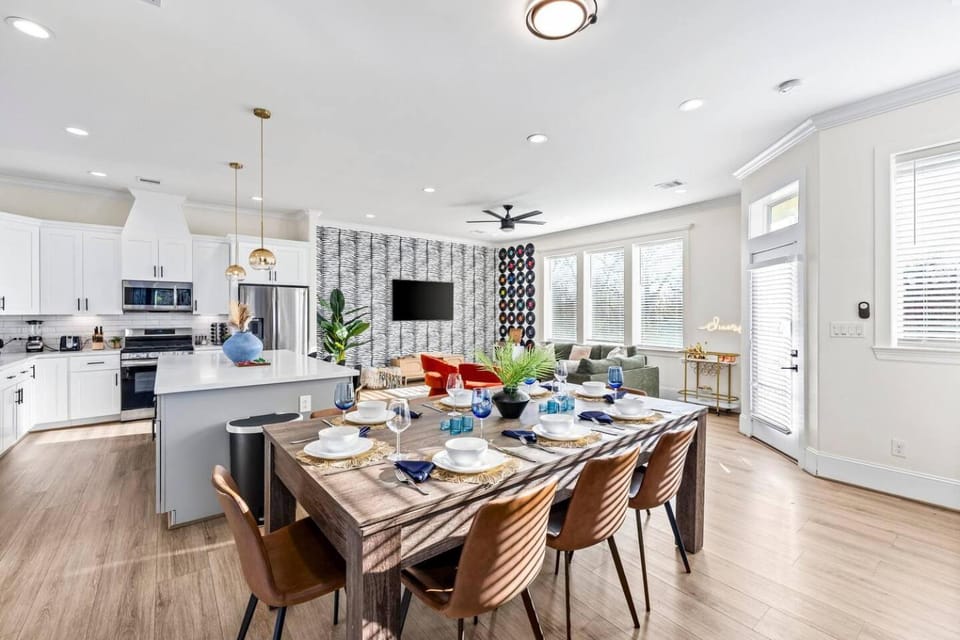 Luxury Rooftop Escape with Mini Golf & Movie Nights House in Harris County