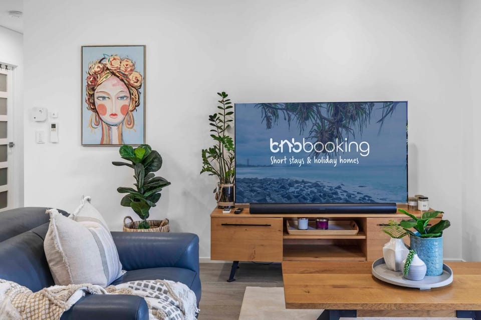 TV and multimedia, Living room, Seating area, Evening entertainment