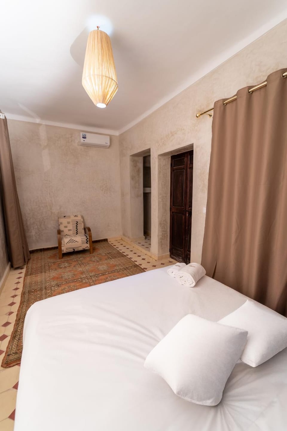 Bed, Living room, Bedroom, air conditioner