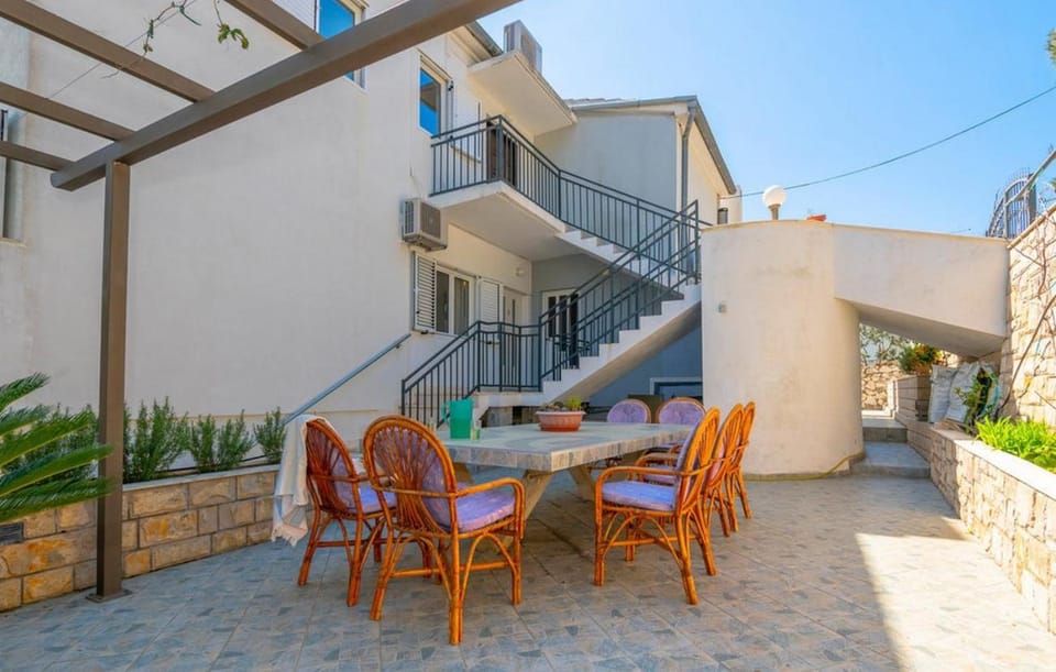 Location, children, Family