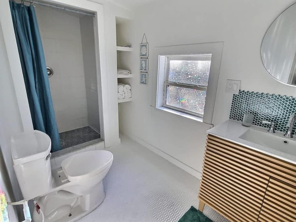 St Augustine Island, King Bed, Beach Living Apartment in Saint Augustine