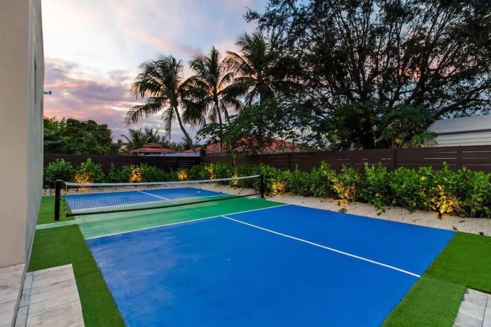 Miami Ultra Villa w Pool Movie Theater Pickle Ball House in Golden Glades