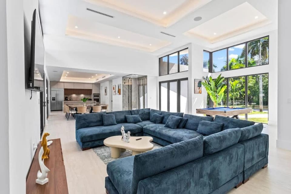 Miami Ultra Villa w Pool Movie Theater Pickle Ball House in Golden Glades