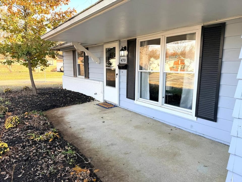 Property building, Facade/entrance, Day