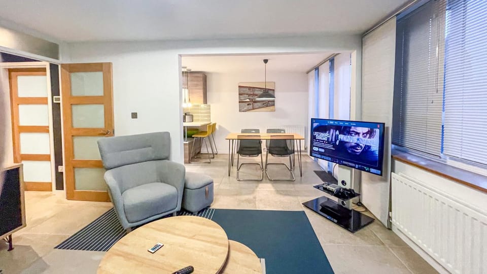 Communal lounge/ TV room, Game Room, TV and multimedia, Living room, Lounge or bar, Seating area, Dining area, Evening entertainment