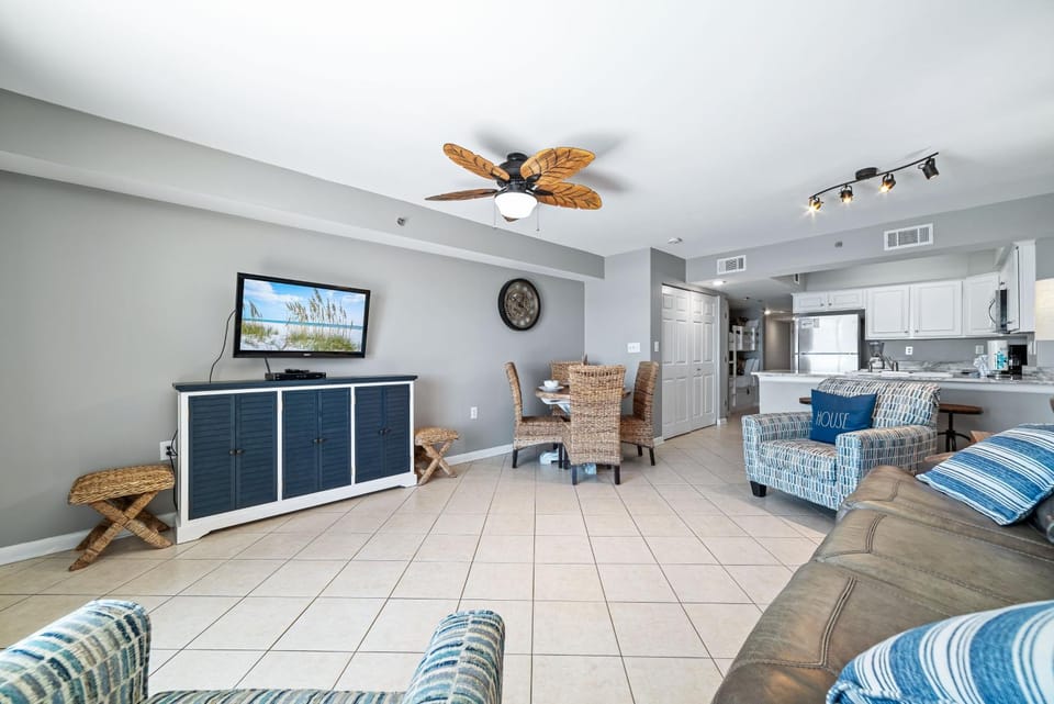 TV and multimedia, Kitchen or kitchenette, Living room, Seating area, Dining area